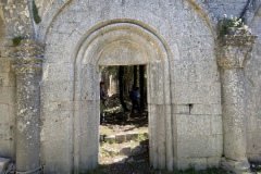 Portale dell’abbazia del Monte sacro