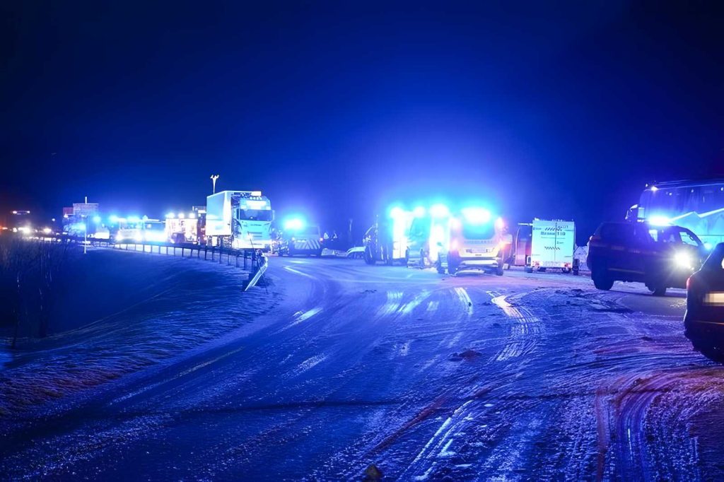 Incidente in Norvegia: autobus precipita nel burrone, 3 morti e 4 feriti gravi