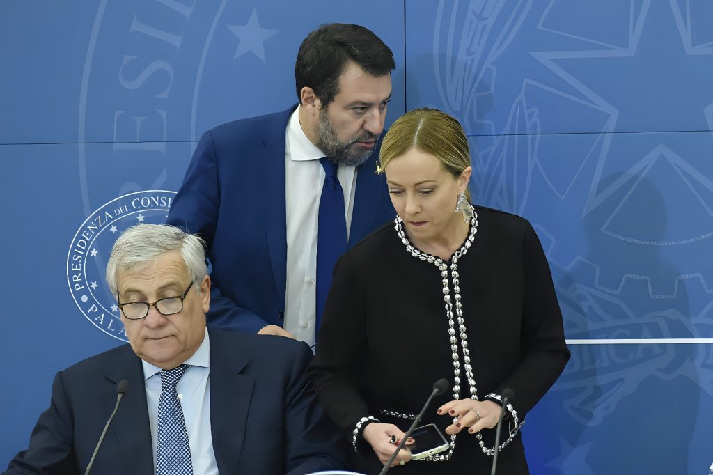 Viaggio di Meloni in Florida: irritazione tra i vicepremier Salvini e Tajani mentre l’opposizione attacca su Starlink