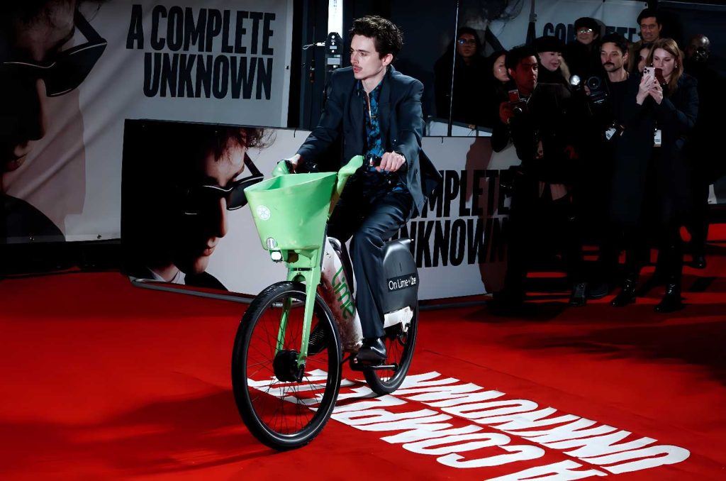 Timothée Chalamet: multa per parcheggio errato dopo arrivo in bici al red carpet di Londra