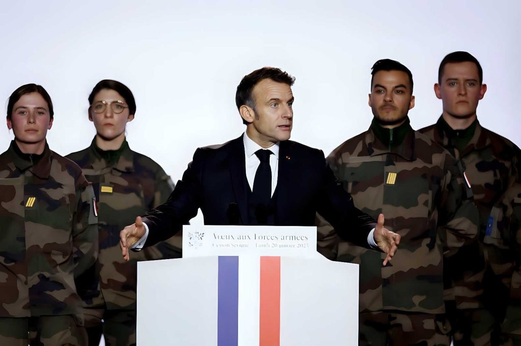 Francia verso l’aumento della spesa NATO: Macron propone un rafforzamento europeo dell’industria della difesa