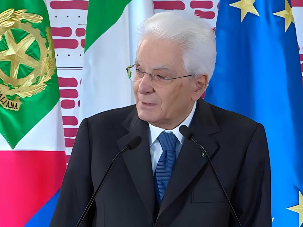 Mattarella al Quirinale: la Costituzione come guida contro il ritorno degli incubi storici