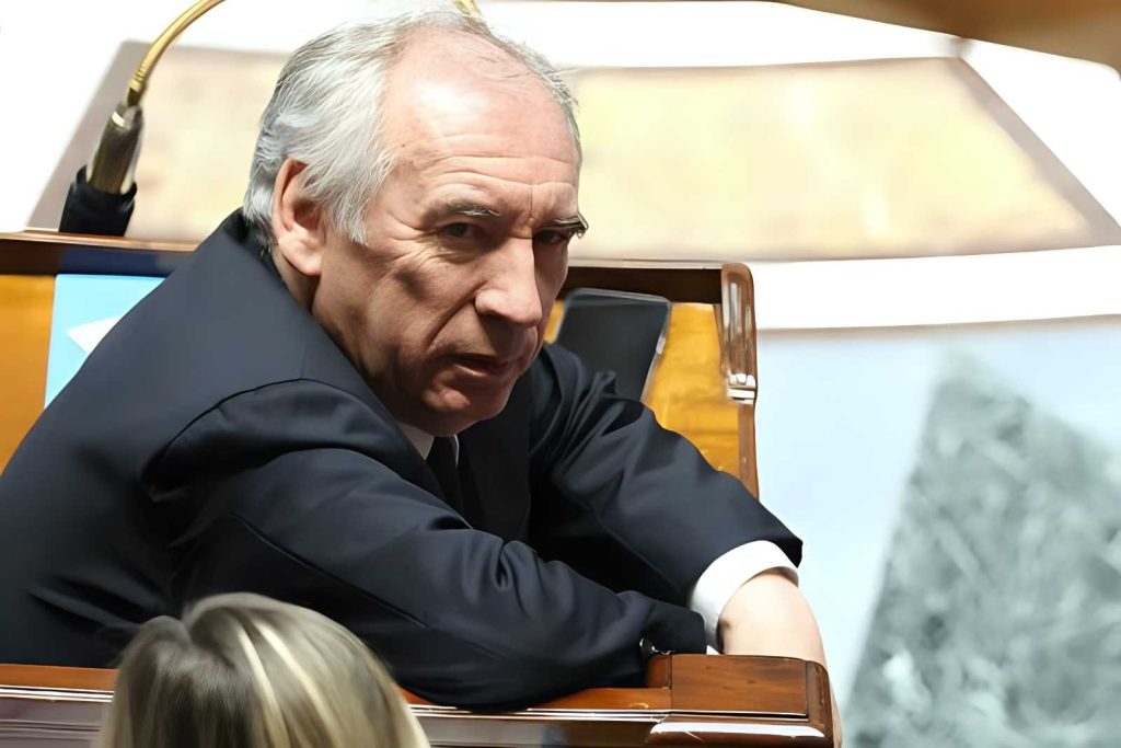 Sfiducia evitata: il governo Bayrou si salva grazie al National Rally di Le Pen