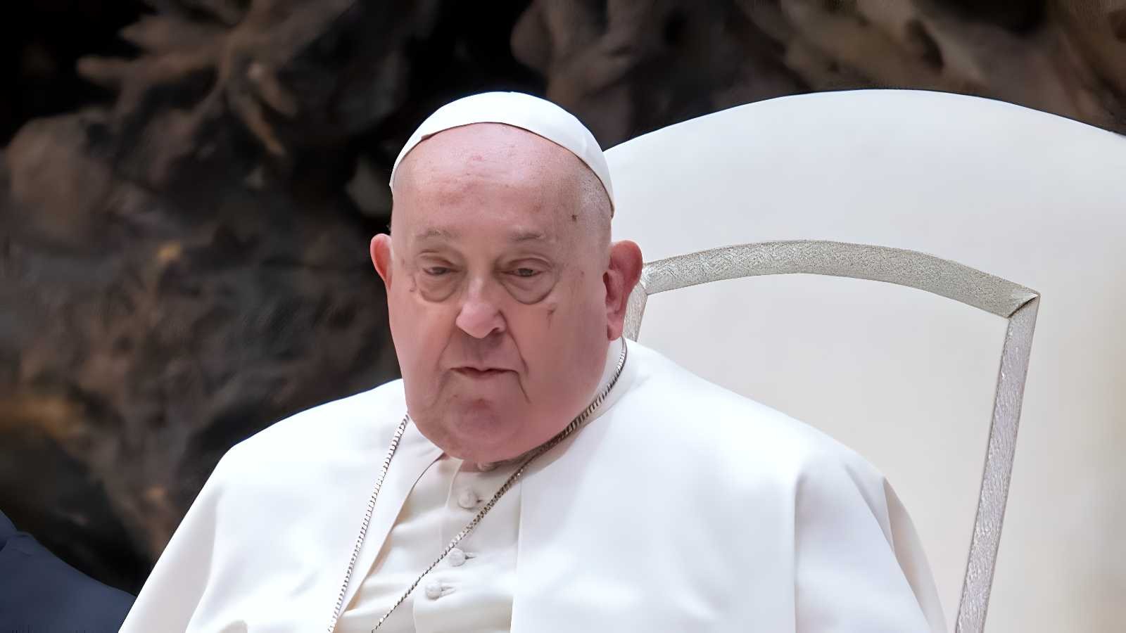 Papa Francesco ricoverato: cambiano le terapie, degenza più lunga prevista.