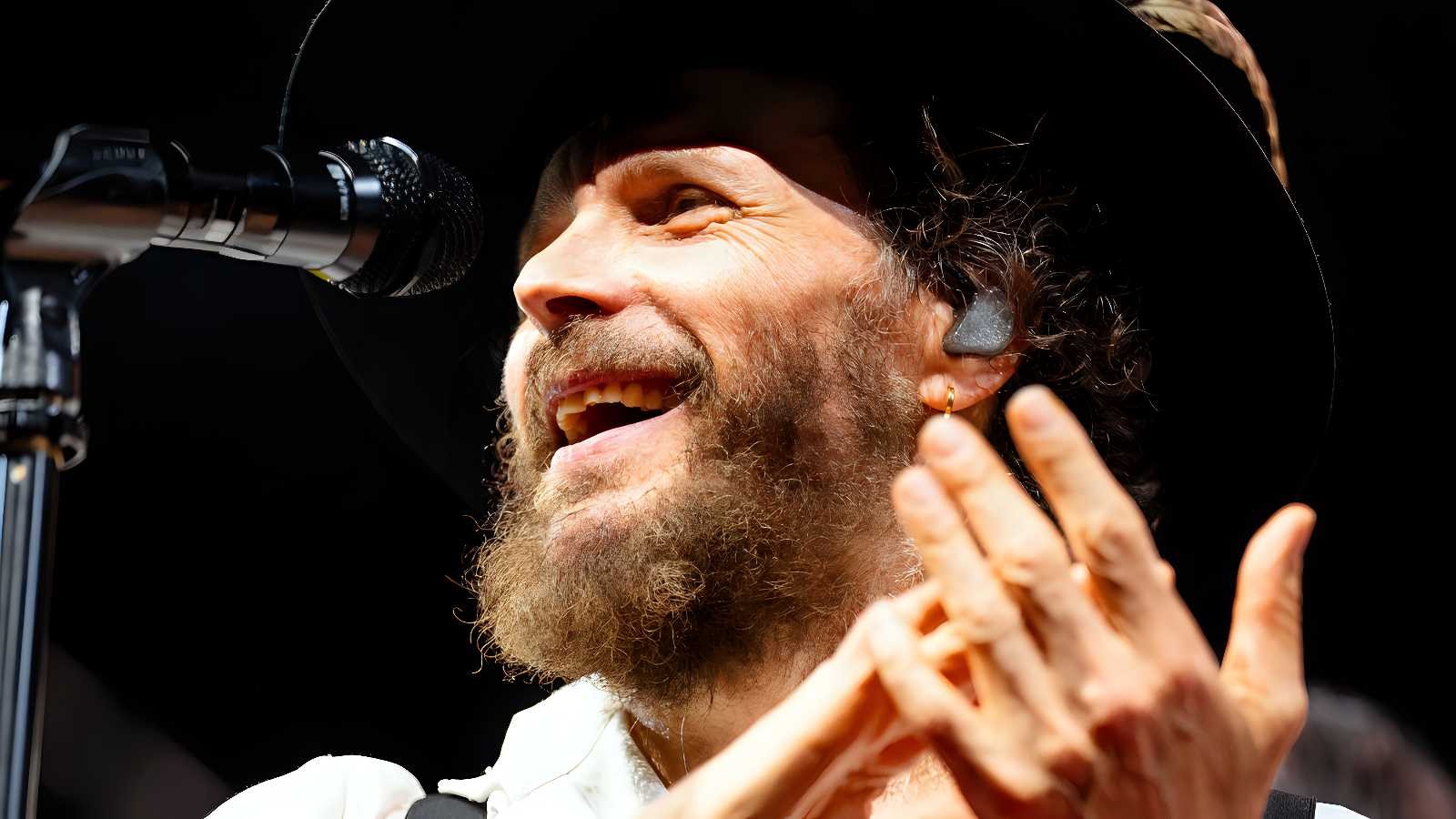 Jovanotti incanta il pubblico: il ritorno live tra fiori, magia e nuove sonorità