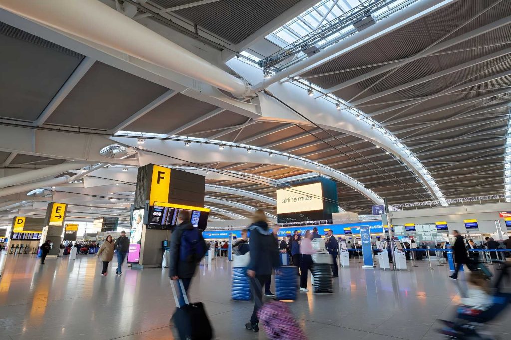 Incendio a Heathrow: Chiusi oltre 1.350 voli, caos nei cieli europei